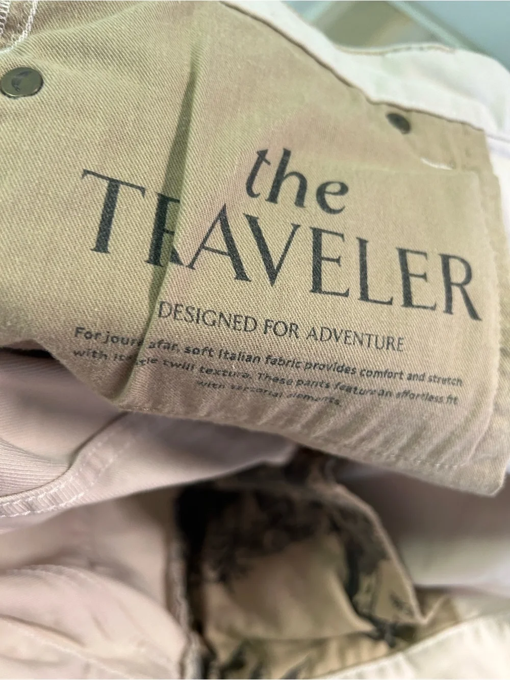 BANANA REPUBLIC the traveler chinos.